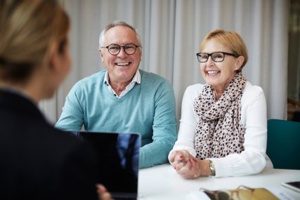 mies ja nainen asiakastapaamisessa